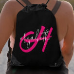 Modern Monogram Gympapåse<br><div class="desc">Denna feminin- och lättviktsdragsträngssäck har en inledande shock rosa monogram och ditt första namn i vitt på en svart bakgrund. Roligt för dig själv eller som gåva. (Fäst för att handla resor!) MATCHING-artiklar i vår butik.</div>