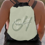 Modern Monogram Gympapåse<br><div class="desc">Denna feminin- och lättviktsdragsträngssäck har en inledande grönt i monogrammet och ditt första namn i vitt på en grönt i sidled. Roligt för dig själv eller som gåva. (Fäst för att handla resor!)</div>