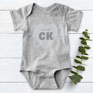 Modern Monogram Heart Newborn Grått Outfit Anpassn T Shirt