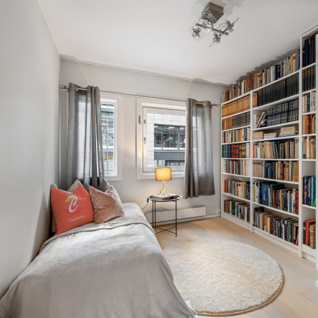 Modern Monogram Initial Brev orange Dekorativ kudd Kudde (Skapare uppladdad)