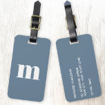 Modern Monogram Initial Dusty Blue Grått Bagagebricka<br><div class="desc">Modern nedre typografi av fodral,  minimalistisk första utformning som kan ändras för att anpassas,  tillsammans med detaljerna på motsatt sida. Vit på en dammig blå grått bakgrund.</div>