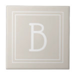 Modern Mönogram Initial Mall Tan Brun Kakelplatta<br><div class="desc">Designen har en modern, stilren personlig mönogram-initial i en chic minimalistisk enkel dubbel ram i tan och vitt. Anpassa enkelt med lättanvänd mall för att göra den till din egen! Kontakta mig på beachpausedesigns@gmail.com om du behöver hjälp eller har frågor om denna eller någon av våra designer. Andra designalternativ och...</div>