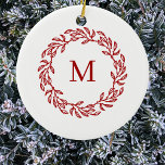 Modern Monogram Initial Red Löv och Berry Wandan Julgransprydnad Keramik<br><div class="desc">Upptäck ditt hem med den här charmerande röda löv och andningsdesignen för bär med en snyggt modern monogram inledningsvis i mitten. Perfekt för att få en personlig beröring till din helgdag-dekoration, detta pulserande andetag är idealiskt för helgdagarna. Det är djärvt färg och elegantens utformning gör det till ett trevligt accent...</div>