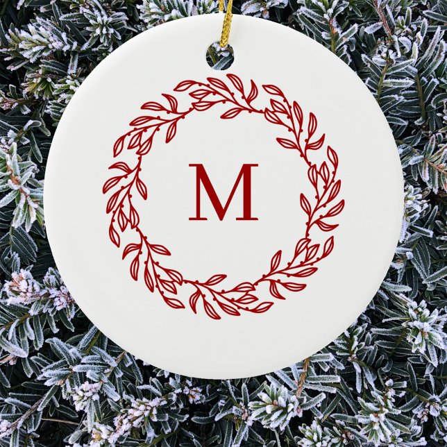 Modern Monogram Initial Red Löv och Berry Wandan Julgransprydnad Keramik (Modern monogram initial red and white leafy botanical wreath Christmas ornament)