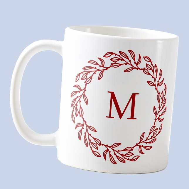 Modern Monogram Initial Red Löv och Berry Wandan Kaffemugg (Modern monogram initial red and white leafy botanical wreath coffee mug)