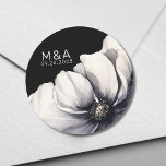 Modern Monogram Initialer Flower Black Bröllop Runt Klistermärke<br><div class="desc">Färg och enkel modern design för svartvit blomma bröllop. Ett klassiskt men vismiskt utseende med svart, grått och gräddblommor med vit typsnitt och modern färgad. Redigera all text till din egen information. Du kan till och med byta ut bakgrunden färg mot vad du vill! Jag har också en del liknande...</div>