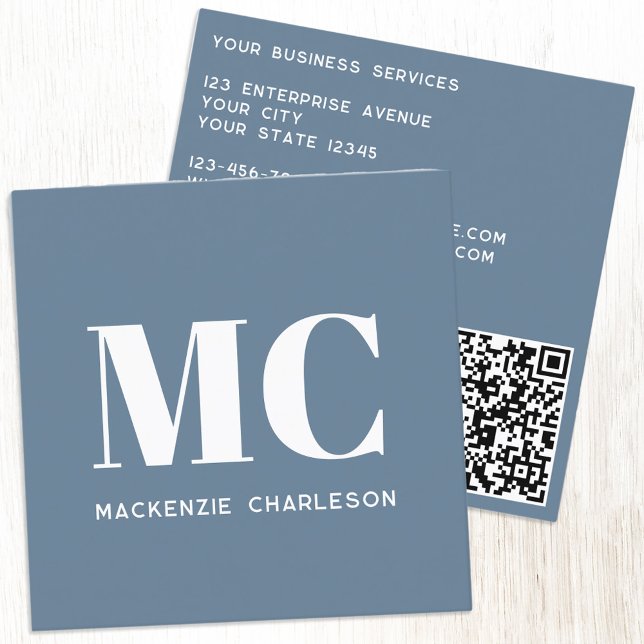 Modern monogram Initialer QR-kod Dusty Blue Grått Fyrkantigt Visitkort (Minimalist monogram initials QR code dusty blue gray professional square business card)