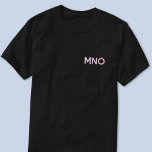 Modern monogram Initialer Shadow Vapensköld T Shirt<br><div class="desc">Modern minimalistisk initialer-vapensköld i monogram ger skugga som kan ändras för att anpassas. Vit typografi med en burgundskugga.</div>