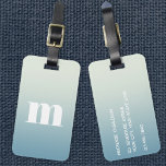 Modern monogram inledande blå gradient bagagebricka<br><div class="desc">Modern nedre typografi av fodral,  minimalistisk första utformning som kan ändras för att anpassas,  tillsammans med detaljerna på motsatt sida. Vit på en färggradientbakgrund.</div>