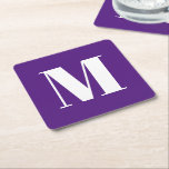 Modern monogram lila vit anpassningsbar brev underlägg papper kvadrat<br><div class="desc">Modern lila violett och vit anpassningsbar brev eller antal typografi party Square Pappra Underlägg. Anpassadets vita text på lila violett färg-bakgrund. Alla färg kan redigeras. Du kan anpassa den med ett tal,  år,  början,  brev,  monogram,  familjemonogram. Dessa är underbara för födelsedagsfester och firande.</div>