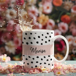 Modern Monogram Namn | Pastellns Rosa och svarta p Kaffemugg<br><div class="desc">Modern Monogram Namn | Pastellns Rosa och svarta punkter</div>