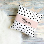 Modern Monogram Namn | Pastellns Rosa och svarta p Kudde<br><div class="desc">Modern Monogram Namn | Pastellns Rosa och svarta punkter</div>