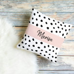 Modern Monogram Namn | Pastellns Rosa och svarta p Kudde<br><div class="desc">Modern Monogram Namn | Pastellns Rosa och svarta punkter</div>