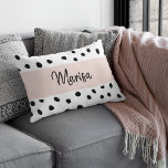 Modern Monogram Namn | Pastellns Rosa och svarta p Prydnadskudde<br><div class="desc">Modern Monogram Namn | Pastellns Rosa och svarta punkter</div>