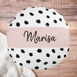 Modern Monogram Namn | Pastellns Rosa och svarta p Rund Kudde<br><div class="desc">Modern Monogram Namn | Pastellns Rosa och svarta punkter</div>