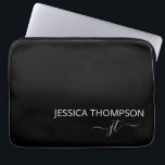 Modern Monogram Namn Snyggt Black White Laptop Fodral<br><div class="desc">Anpassat skript med monogrammet namn och initialer modernt och sött giftigt svart och vitt Lägg till personlig och perfekt för Namn Laptop sleeve för kontoret eller skolan.</div>