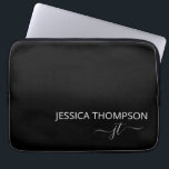 Modern Monogram Namn Snyggt Black White Laptop Fodral<br><div class="desc">Anpassat skript med monogrammet namn och initialer modernt och sött giftigt svart och vitt Lägg till personlig och perfekt för Namn Laptop sleeve för kontoret eller skolan.</div>