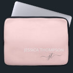 Modern Monogram Namn Snyggt  Rosa Girly Laptop Fodral<br><div class="desc">Anpassad monogrammad manus namn och initialer modern och söt  rosa och vit Lägg till personlig och perfekt för Namn Laptop sleeve för kontoret eller skolan.</div>
