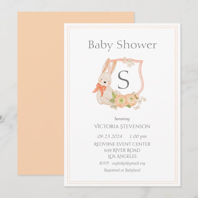 Modern Monogram Peach Vapensköld Bunny Baby Inbjudningar (Fram/baksida)
