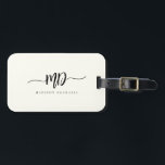 Modern monogram Push Script Black Ivory Snyggt Bagagebricka<br><div class="desc">Chic och snyggt,  detta moderna bagagetagg i elfenben och svart är en sofistikerad minimalistisk design som kombinerar ditt monogram i ett penselskript med blomning längs elegantens serif-typografi.</div>