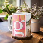 Modern monogram - Retro Organic Kurvor - Foto Kaffemugg<br><div class="desc">Ett modernt mönster med organiskt kurvor i skuggor av rosa,  korall och tangeriner. Anpassa kaffet mugg med ett monogram och ett foto. Lägg till ett foto för att göra en underbar gåva. Om du behöver justera bilder eller monogram klickar du på anpassa verktyg för att göra ändringar.</div>