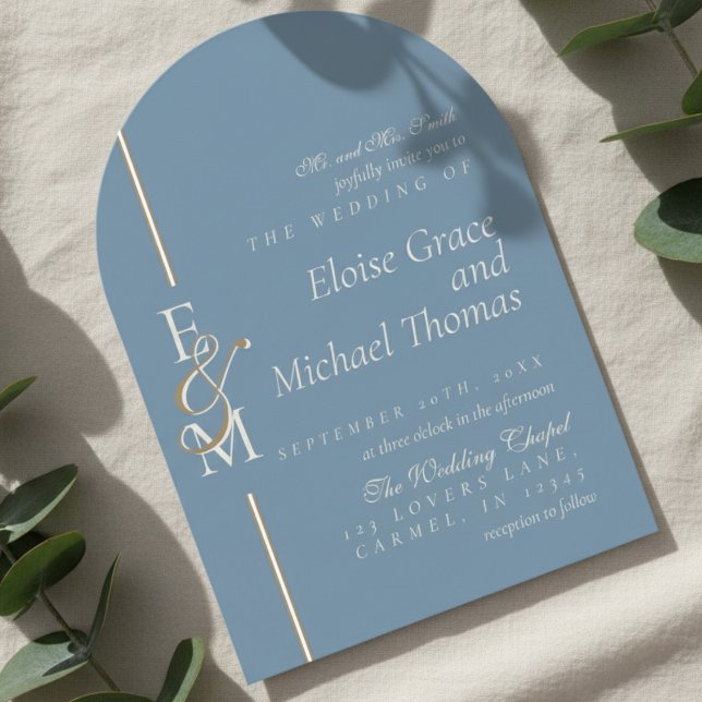 Modern Monogram Script Dusty Blue Arch Wedding Inbjudningar (Announce your special day with this luxurious Modern Monogram Script Arch Wedding Invitation!)