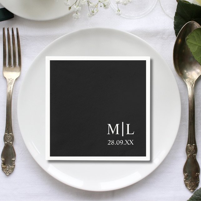 Modern Monogram Svart Minimalistisk Anpassad Bröll Pappersservett (Modern monogram black minimalist custom napkins add sleek elegance to your wedding table)