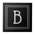 Modern Monogram Svart & Vit Initial Enkel Kakelplatta<br><div class="desc">Modern & Stylish personlig monogram tillagd till dekorativ chic enkel uppdaterad dekorativ platta i äkta svart och vitt. Bra presentidé! Anpassa enkelt med designverktyg för att göra det till ditt eget! Kontakta mig på beachpausedesigns@gmail.com om du behöver hjälp eller har frågor om detta eller någon av våra designer. Andra designalternativ...</div>