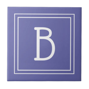 Modern monograminitial i periwinkleblå kakelplatta