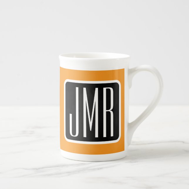 Modern monogrammad Initialer | Svartvit och Orange Benporslin Mugg (Höger)