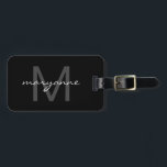 Modern Monogrammed svartgråttvit märka med sina Bagagebricka<br><div class="desc">Denna moderna bagagemärkre presenterar ett chic grått monogrammed märka med sina initialer,  och namn i en trendig skrivar stilsorten för att dig ska personifiera på en svart bakgrund. Baksidaen av hänga lösmärkren är svart med ditt kända adress och telefonnummer i vit. Designat vid konstnär© Susan Coffey.</div>