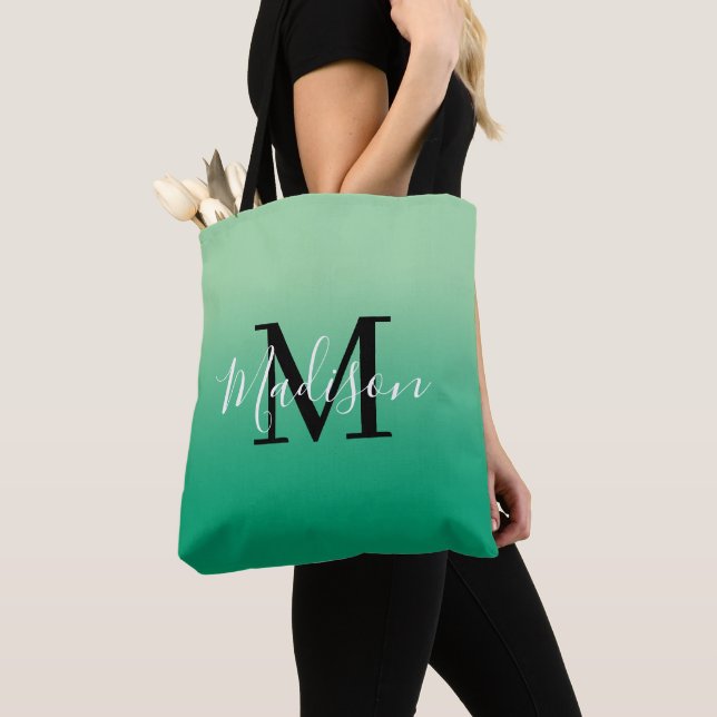 Modern monogramnamn ljus till mörk grön gradient tygkasse (Närbild)