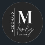 Modern monokrom snyggt i monogramfamiljen runt klistermärke<br><div class="desc">Modern elegant för svartvit svartvit enfärgad snyggt i monogramfamiljen som passar familjegåva. Perfekt för familjeåterförening,  semester,  födelsedag och jul-party.</div>
