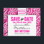 Modern Mönster Monogram Bat mitzvah Spara datum Meddelande Vykort<br><div class="desc">Modern formatering med vibrerande rosa,  svart och vitt med ditt inledande överkant. Anpassa med dina uppgifter om ett meddelande om trendig och snyggt.</div>