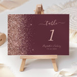 Modern Mörk Burgundy Ro Guld Glitter Bröllop Bordsnummer<br><div class="desc">Det moderna bröllop-bordsnumrets lämnat kant i eleganten har ett utkast från ro guld faux glitter. Anpassadet kombinerar handskrift,  rityta och kursivt typsnitt i blek ro-färgad på en mörks burgundbakgrund.</div>