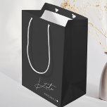 Modern Mörk Grått Bridesmaid Frieri Gift Bag<br><div class="desc">Anpassningsbar-designad bridantpåse med modernt minimalistiskt grått av mörk och vit design.</div>
