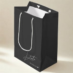 Modern Mörk Grått Bridesmaid Frieri Gift Bag<br><div class="desc">Anpassningsbar-designad bridantpåse med modernt minimalistiskt grått av mörk och vit design.</div>
