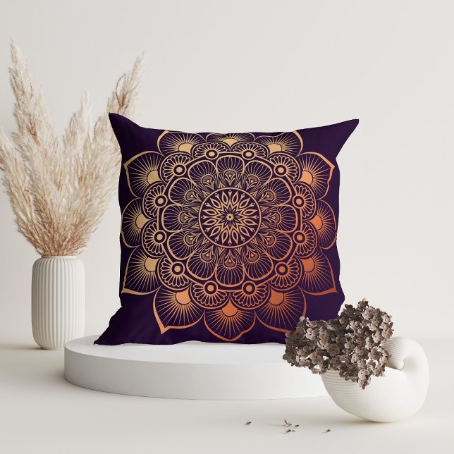 Modern Mörk Lila Peach Mandala Kudde (Modern Dark Purple Peach Mandala Throw Pillow in a white room with dry flowers.)