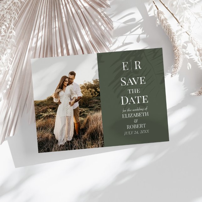 Modern Mörk Olive Monogram Foto Spara datum Inbjudningar (Modern Dark Olive Monogram Photo Save the Date Invitation on a white table with neutral dry flowers)