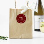 Modern Mörk Red Snyggt Bröllop Kuvert Runt Klistermärke<br><div class="desc">Tittar ni en snyggt och ett modernt sätt att försegla ert kuvert från bröllop? Titta bara på våra moderna mörk röda bröllop-kuvert, klassiska, runda klistermärken! Dessa klistermärken är perfekt för alla minimalister eller elegant bröllop. De tillför en aning sofistikering och klass till din inbjudan, samtidigt som de är viskinspirerade och...</div>