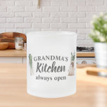 Modern mormors kök är alltid det bästa gåvan. frostad glasmugg<br><div class="desc">Välkomna till farmors kök, där kärlek och värme alltid finns på menyn! Förtjusar din favoritmormor med den här charmerande presentprodukten från Zazzle. Vare sig det är för Mors dag, hennes födelsedag eller bara för att visa uppskattning, är det här tänkvärda objektet ett leende till hennes ansikte. Överraskad mormor med en...</div>