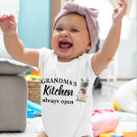 Modern mormors kök är alltid det bästa gåvan. t shirt<br><div class="desc">Välkomna till farmors kök, där kärlek och värme alltid finns på menyn! Förtjusar din favoritmormor med den här charmerande presentprodukten från Zazzle. Vare sig det är för Mors dag, hennes födelsedag eller bara för att visa uppskattning, är det här tänkvärda objektet ett leende till hennes ansikte. Överraskad mormor med en...</div>