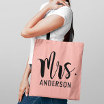 Modern Mrs Rosa Black Script Bröllop Monogram Tygkasse<br><div class="desc">Personligt bröllp i väskan har ett djärvt och modernt Mrs. script-monogram av brudens gifta efternamn i snyggt svart text med  rosa bakgrund. Tvåsidig design.</div>