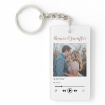 modern musikspelare i trendiget par fotoromantiska