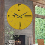 Modern mustard-Gult med Guld Trim Stor Klocka<br><div class="desc">Modern mustard med Guld Trim Acrylic Wall Clock. En rik senapsklocka med gult med romerska sifferbokstäver trimmade i guld, eller så kan du växla till svart för ett lika vackert utseende. En klassisk klocka som vi har i en mängd fallskärmar! Underbar för infartshallar, bostadsområden, kök och ger också en underbar...</div>