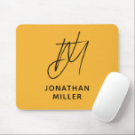 Modern Mustard Gult Monogram Musmatta<br><div class="desc">Behålla arbetsytans snyggt och funktion med den här Modern Mustard Gult Monogram Mouse Pad. Den eleganta utformningen har ett monogram för anpassadet på trendiget senapsbakgrund, och den halkfria gummibasen säkerställer ett säkert grepp på alla yta. Perfekt för både personlig använda och professionell är den här musknappen ett underbart sätt att...</div>