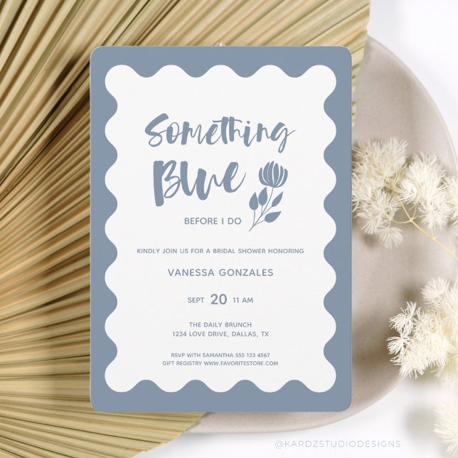 Modern något blått innan jag gör Möhippa Inbjudningar (Something Blue Before I Do Bridal Shower Invitation, Dusty Blue + white scallop frame, script flower)