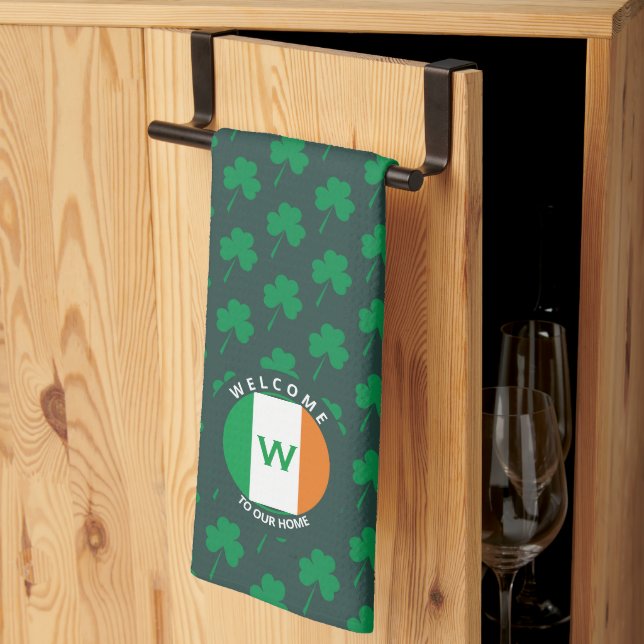 Modern Namn Monogram Irish Flagga Shamrock Kökshandduk (Thirds Fold)