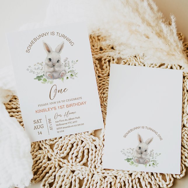 Modern nån Bunny håller på att bli en första födel Inbjudningar (Modern some bunny is turning one 1st birthday invitation with white rabbit.  Somebunny is turning 1)