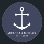 Modern nautiska flottan Blue Anchor Wedding Favor Runt Klistermärke<br><div class="desc">Den moderna minimalistiska nautiska flottan Blue Anchor Wedding Favor Sticker med vit ankare och personlig brud och namn med bröllop-datum i vitt,  modernt sans serif-teckensnitt stil på marin blå bakgrund. Perfekt för nautiskt temed bröllop,  stranden bröllop och mycket mer.</div>